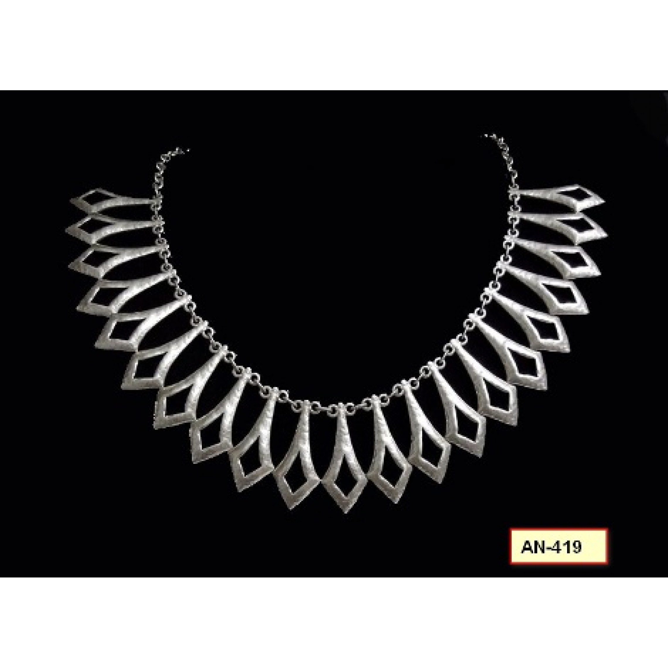 AN-419 - Silver Plated Zamac/Pewter Necklace